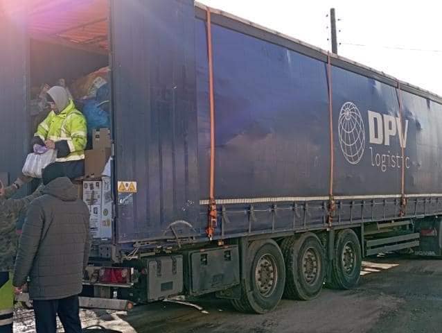Samochód ciężarowy podczas przygotowań transportu humanitarnego na rzecz potrzebujących w Ukrainie przez Fundację Chcepomagam