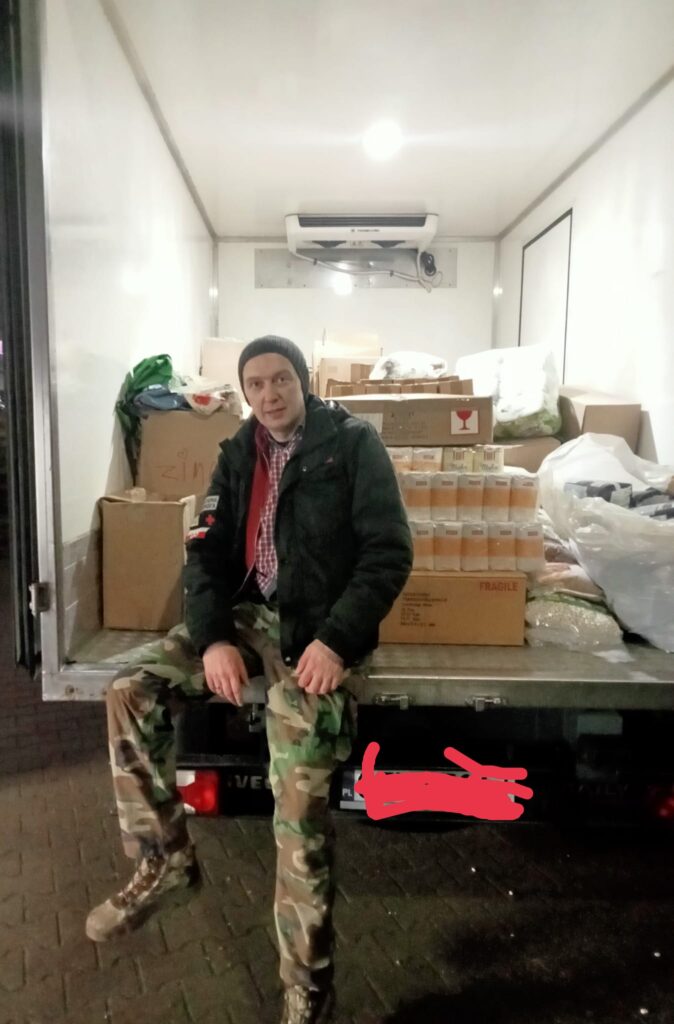 Pakowanie pomocy humanitarnej przed wyjazdem do Lwowa