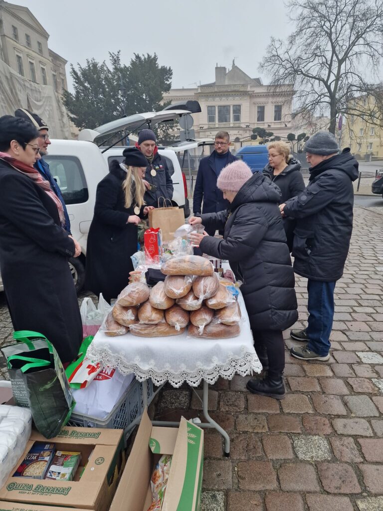 Wydawanie żywności podczas akcji chartatywnej na rzecz potrzebujących "Ciepło serca w słoiku". Fundacja Chcepomagam.