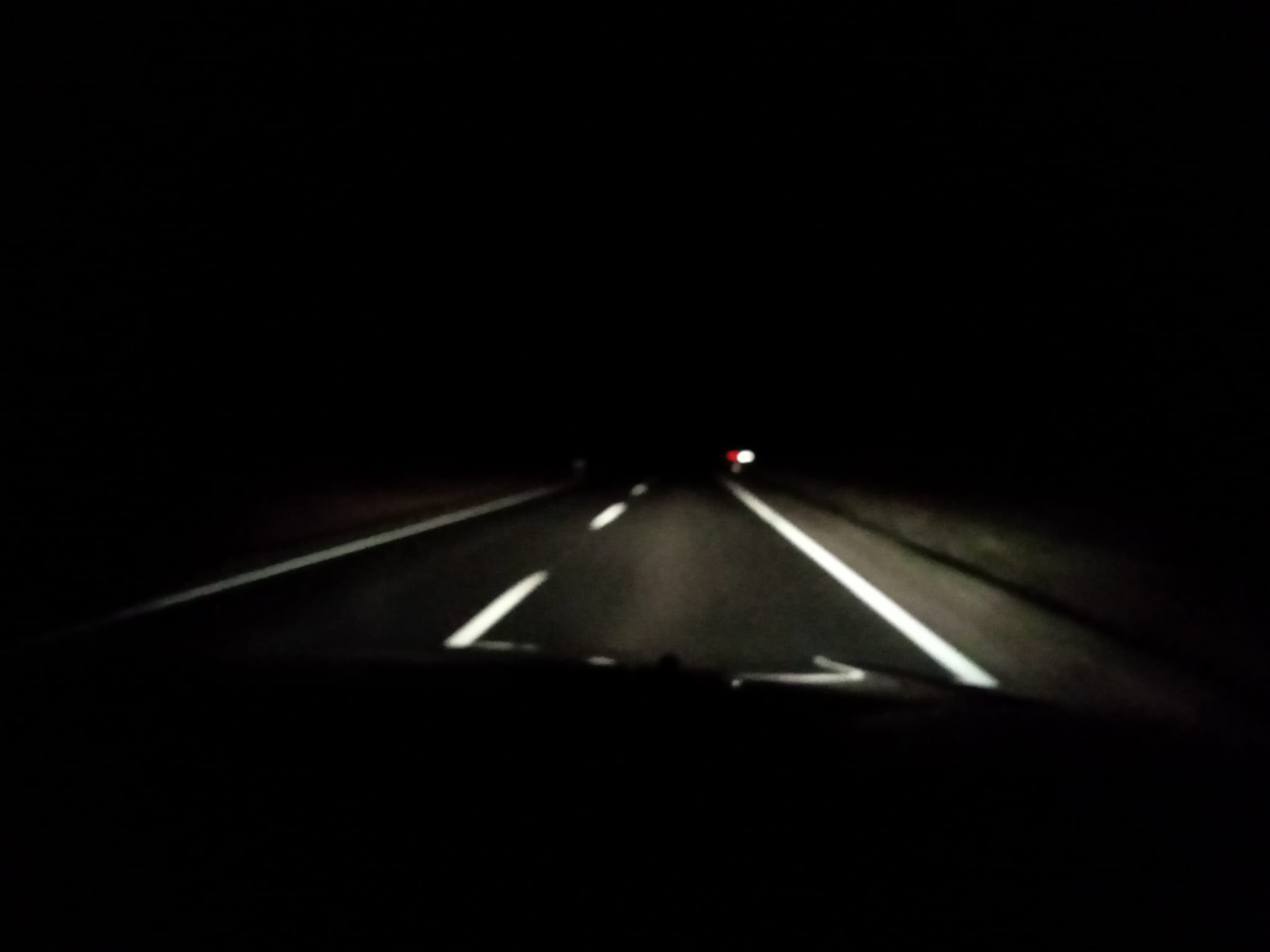szosa w nocnej scenerii