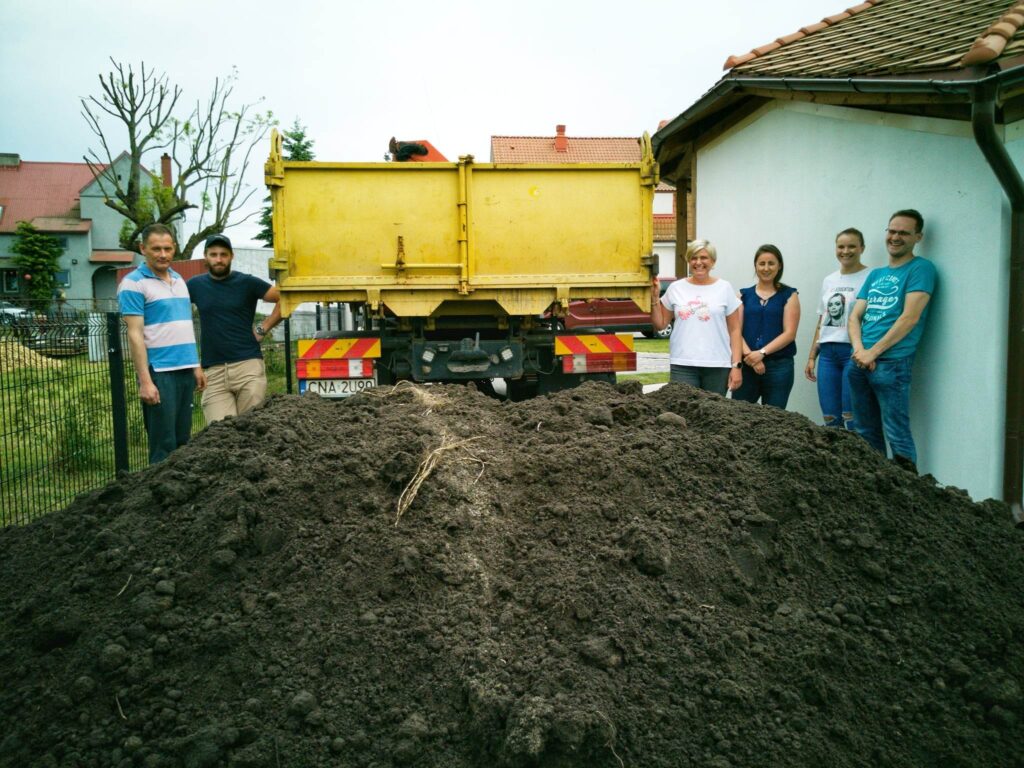 ziemia dostarczona do Środowiskowy Dom Samopomocy w Paterku na zajęcia terapeutyczne