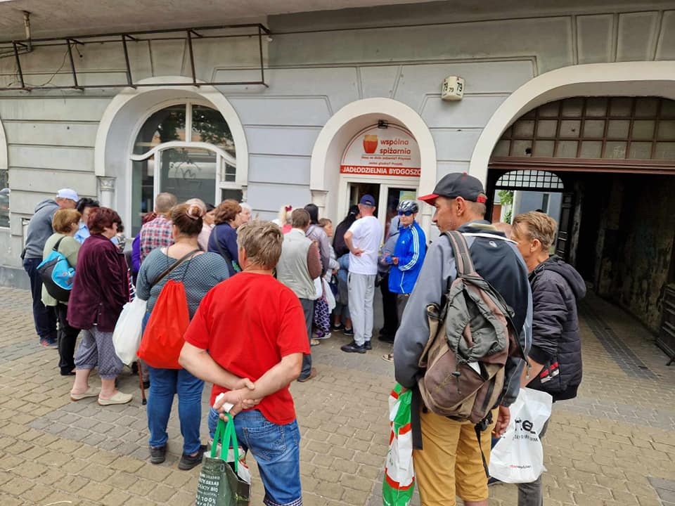 Kolejka potrzebujących przed Jadłodzielnią wsólna spiżarnia w Bydgoszczy