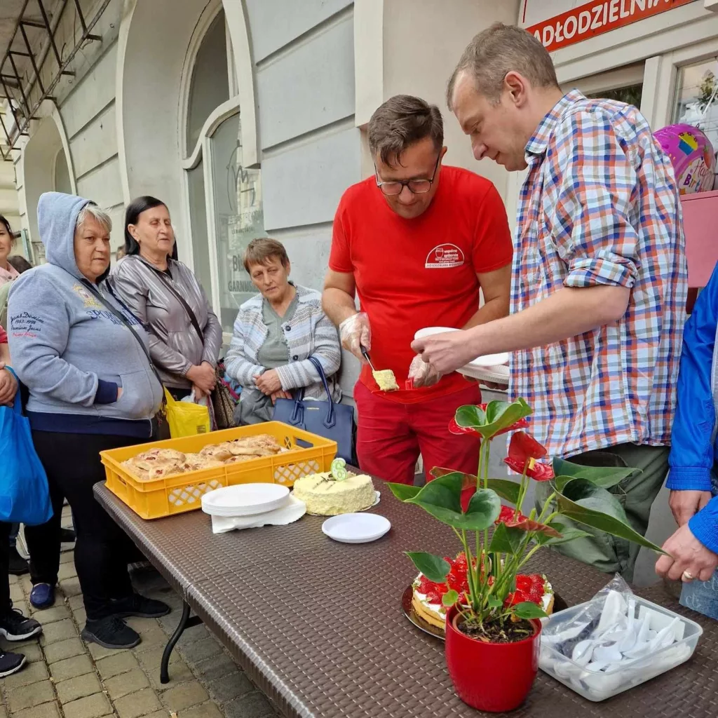 Tort urodzinowy oraz pyszne ciasta były też podarunkiem dla podopiecznych Fundacji