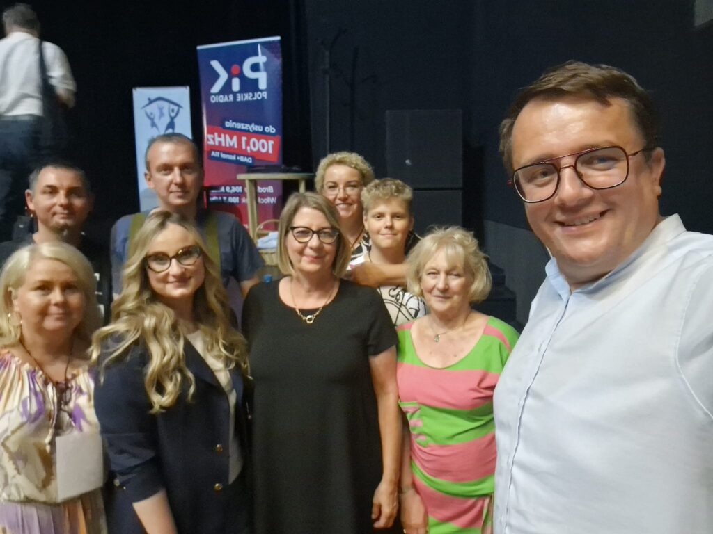 Koncert charytatywny: Wspólne zdjęcie przedstawicieli Fundacji Chcepomagam i Fundacji Dignitate