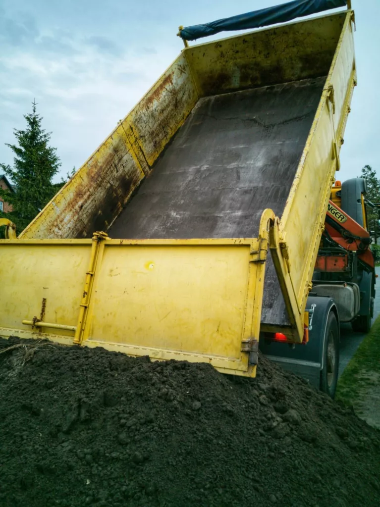 Ogród warzywny - Dostawa ziemii dla podopiecznych Środowiskowego Domu Samopomocowego w Paterku